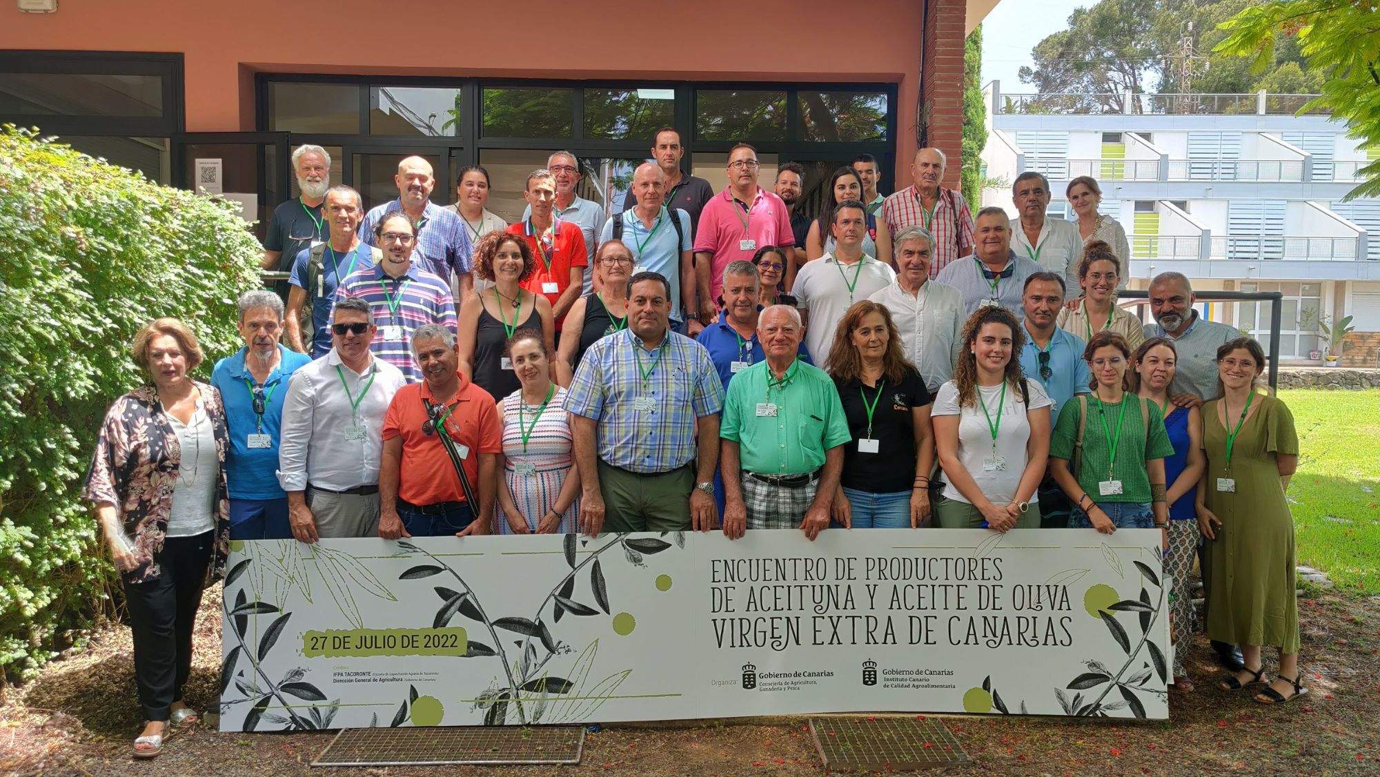 Foto de familia del II Encuentro de Productores de Aceitunas y Aceites de Oliva Virgen Extra de Canarias. / Cedida