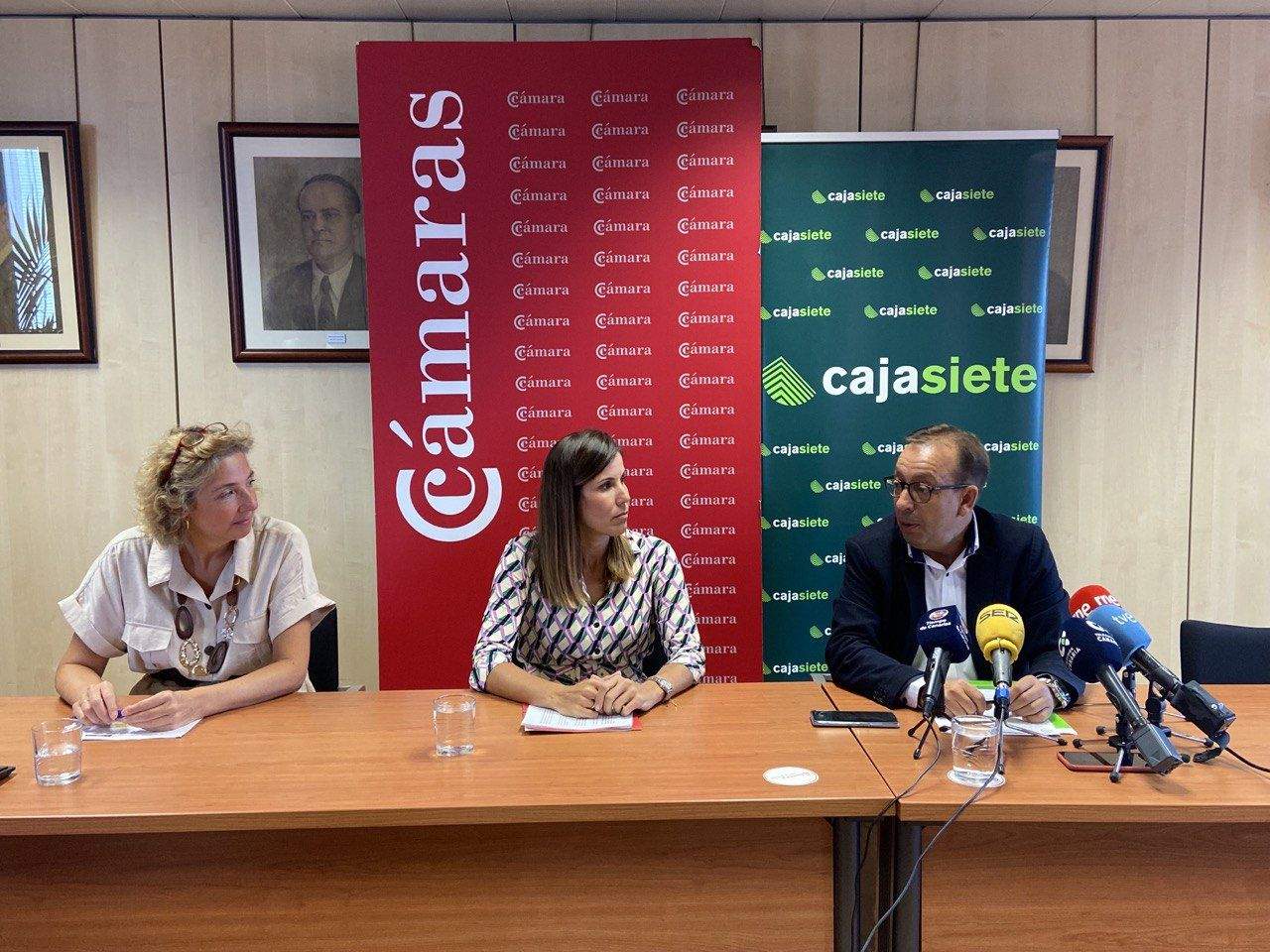 La directora general de la Cámara de Santa Cruz de Tenerife, Lola Pérez, la vicepresidenta de la Cámara, Victoria Gonzalez, y el director de Relaciones Institucionales y Comunicación de Cajasiete, José Manuel Garrido./ Archivo 