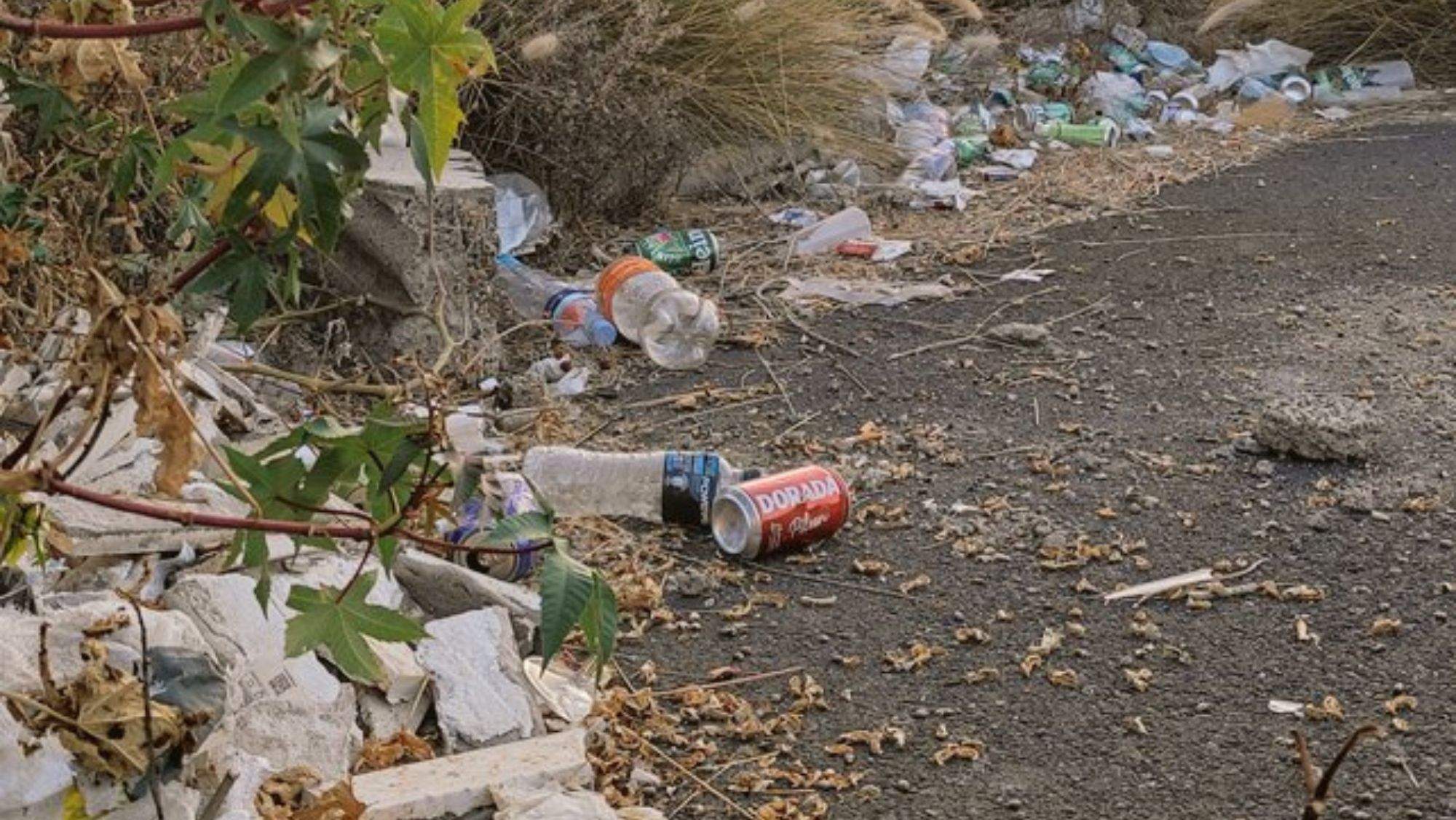 Basura en esta zona con vistas al pico Cho Marcial desde Güímar, Tenerife. / @Imanolzuaznabar