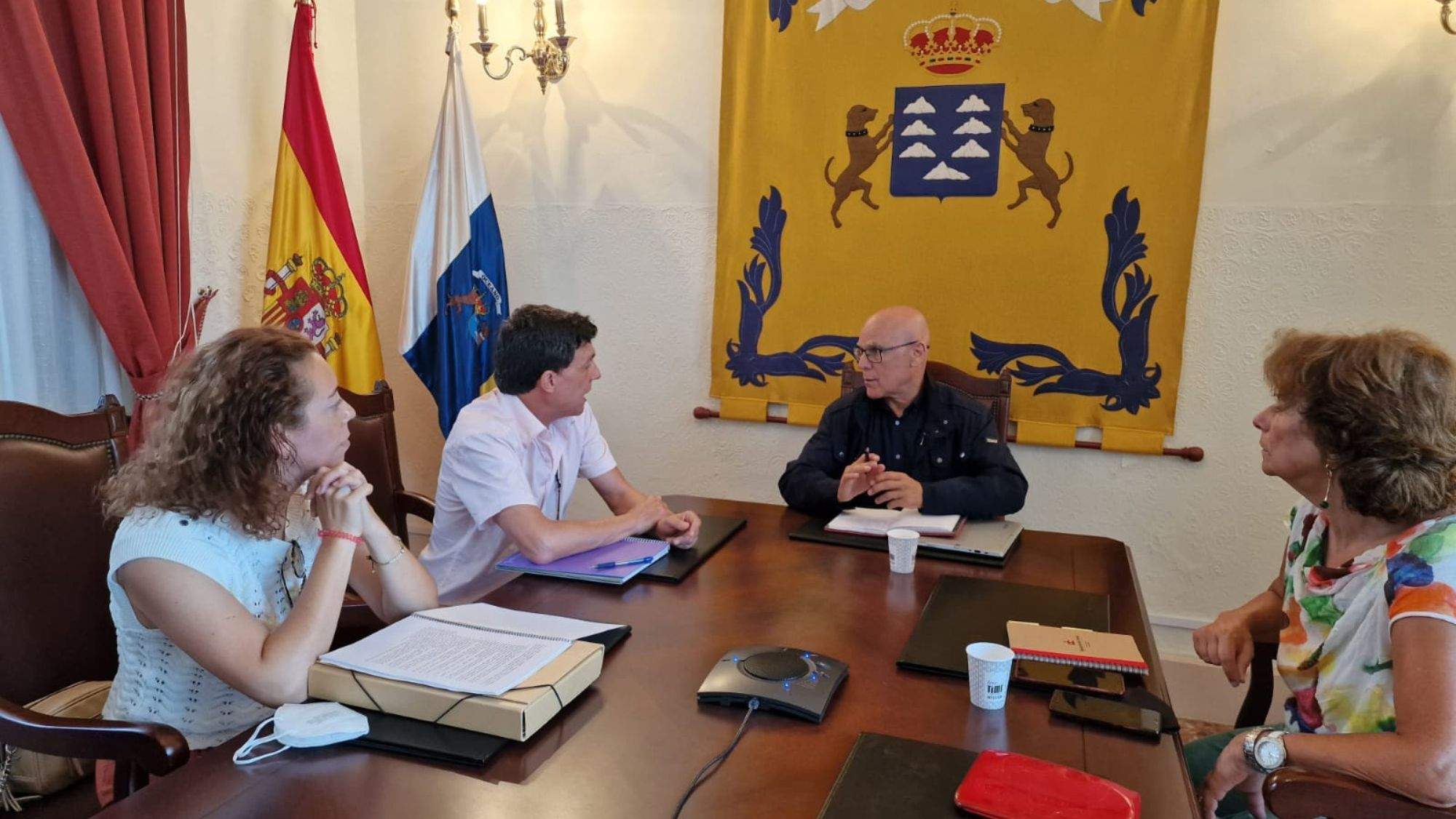 El Diputado del Común, Rafael Yanes, reunido con los representantes de la Plataforma palmera de Pampillo-Todoque, Juan Carlos Brito y Elena Jiménez. / Diputación del Común