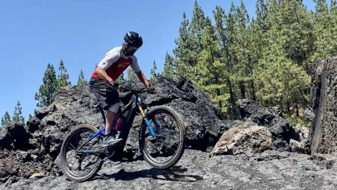 Carlos Checa durante su visita a Tenerife circulando en bicicleta por la zona. / Twitter Carlos Checa Carlos Checa durante su visita a Tenerife circulando en bicicleta por la zona. / Twitter Carlos Checa
