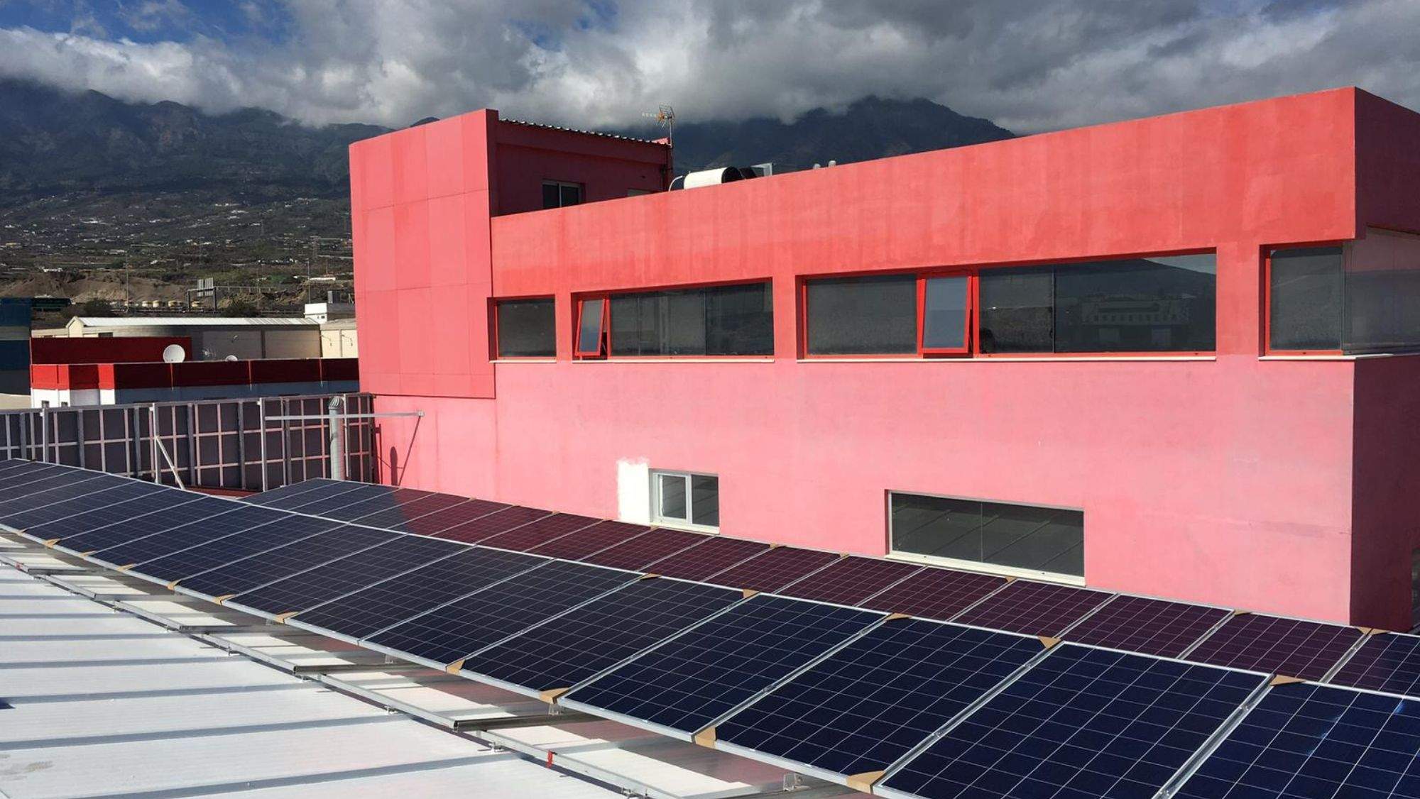 Edificación con paneles solares para el ahorro de energía. / Cedida