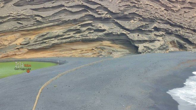 Imagen de unas personas accediendo a la zona./ Islas Sin Corrupción Imagen de unas personas accediendo a la zona./ Islas Sin Corrupción