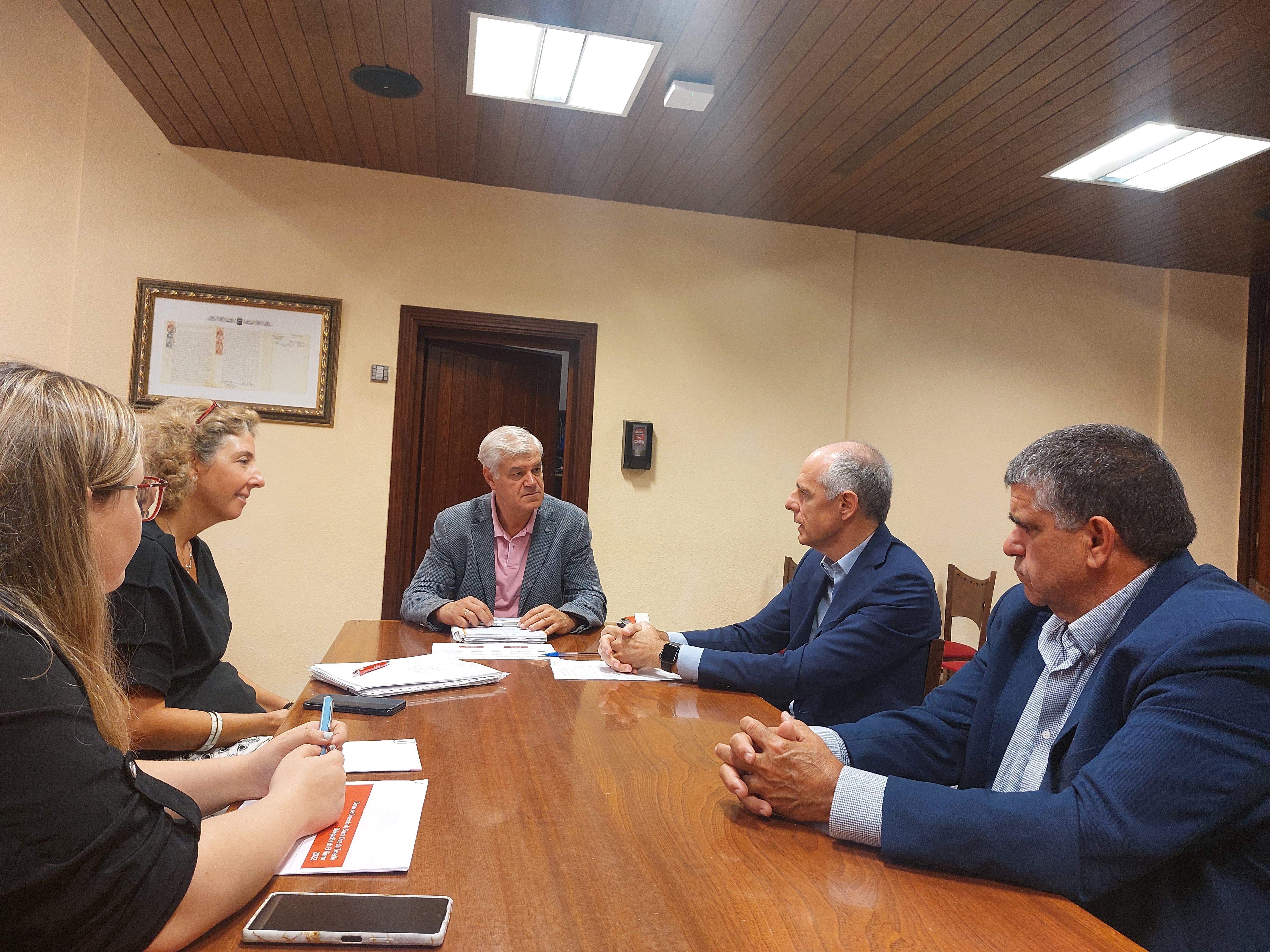Alpidio Armas, presidente de El Hierro (centro) y Santiago Sesé, presidente de la Cámara de Comercio de Tenerife (segundo izq.), junto con sus equipos./ Cedida