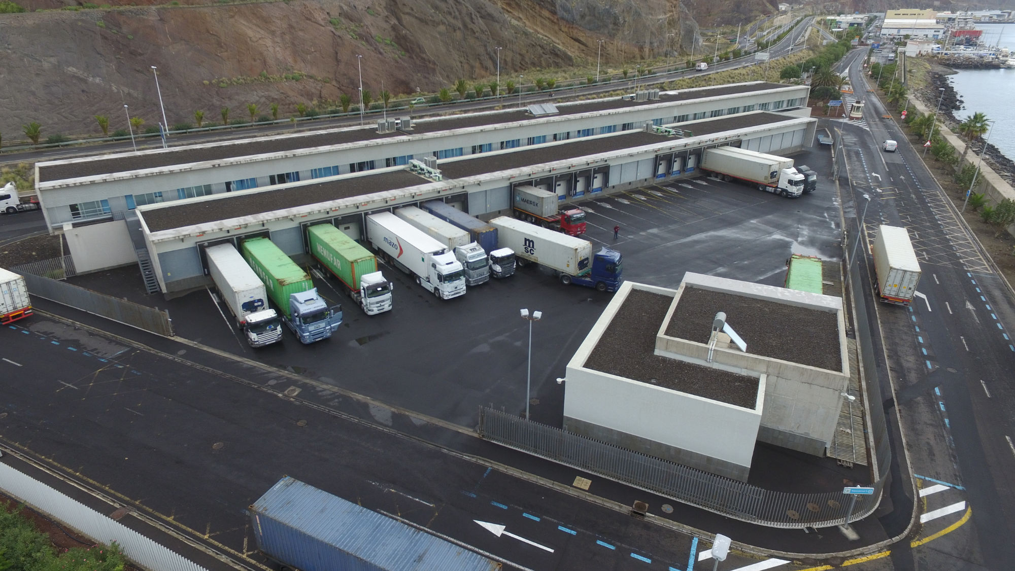 Vehículos de transporte de mercancías en el Puerto de Santa Cruz de Tenerife. / Cedida