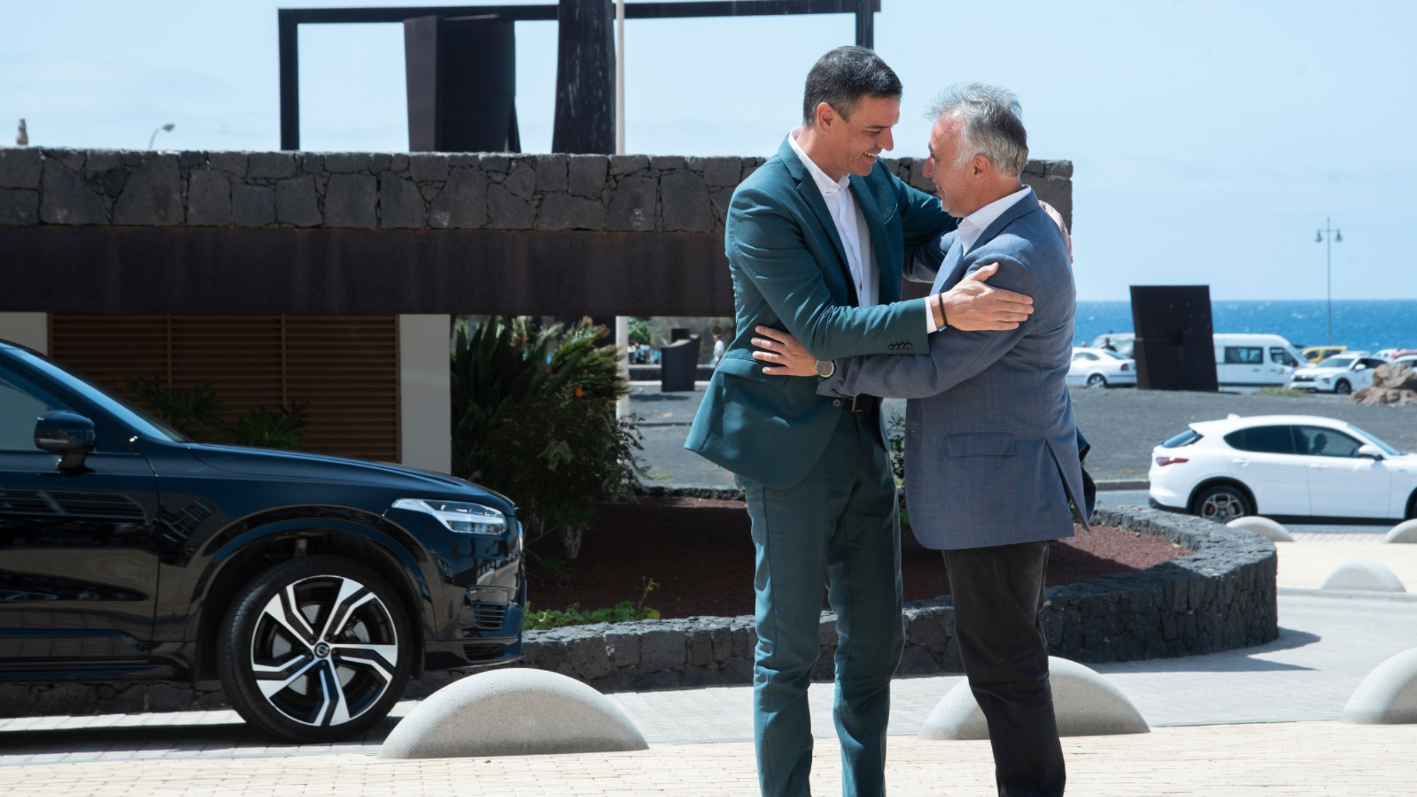 Saludo entre el presidente del Gobierno de España, Pedro Sánchez, y el presidente de Canarias, Ángel Víctor Torres. / Gobierno de Canarias