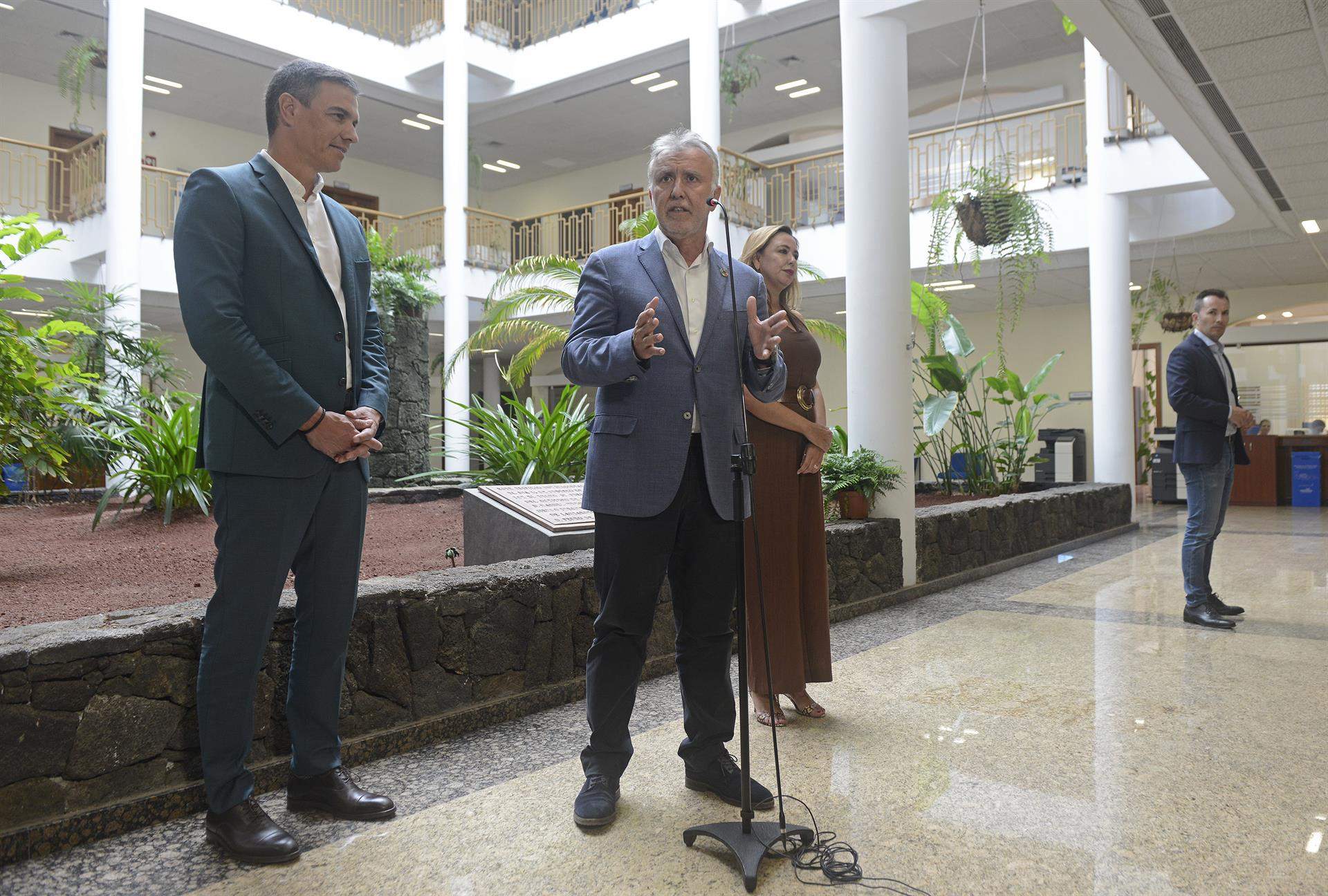 El presidente de Canarias, Ángel Víctor Torres, el presidente del Gobierno, Pedro Sánchez, y la presidenta del Cabildo de Lanzarote, Lola Corujo./