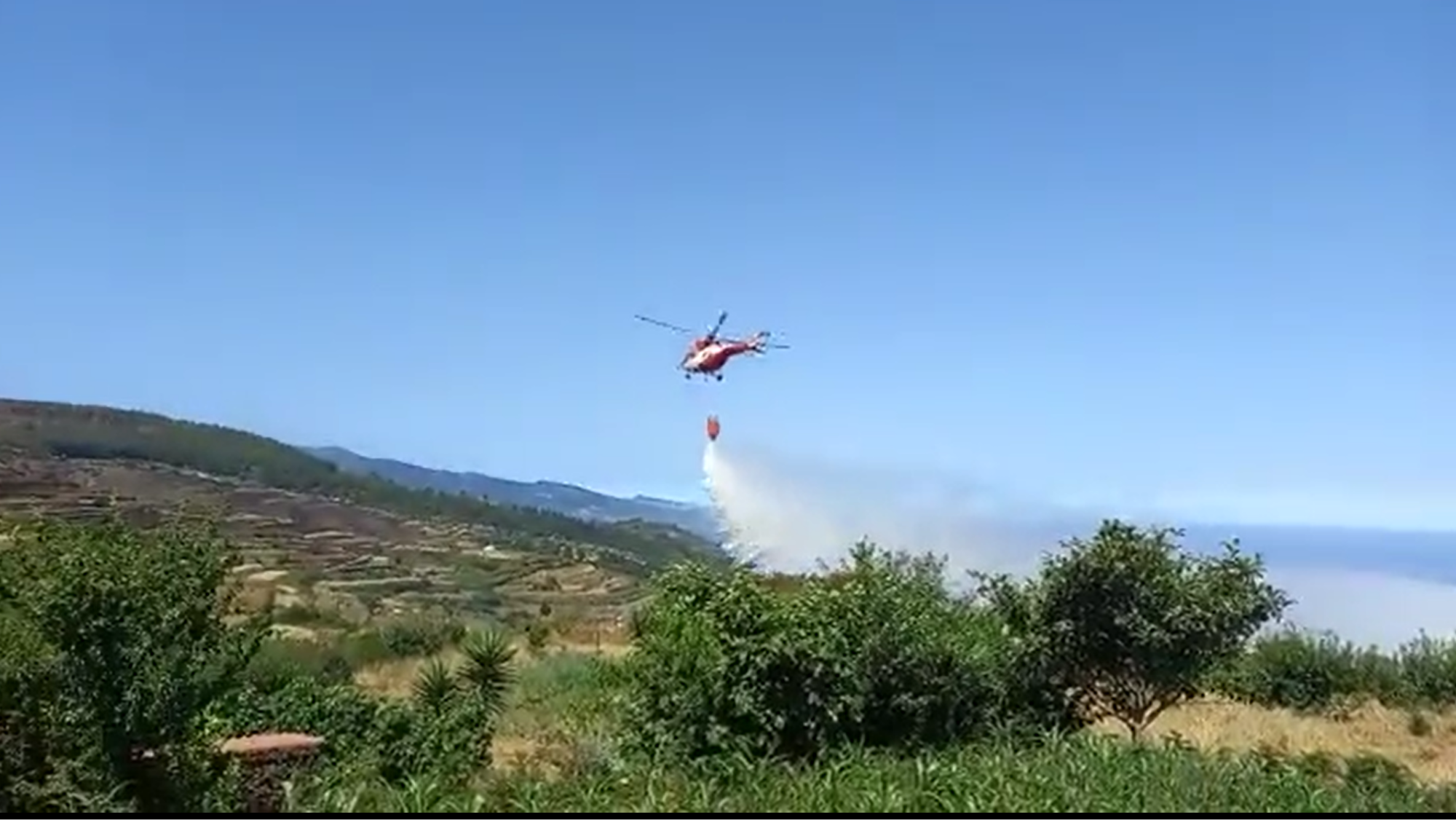 Descarga de agua de los servicios de extinción en el incendio declarado este lunes en Los Realejos. / Cabildo de Tenerife