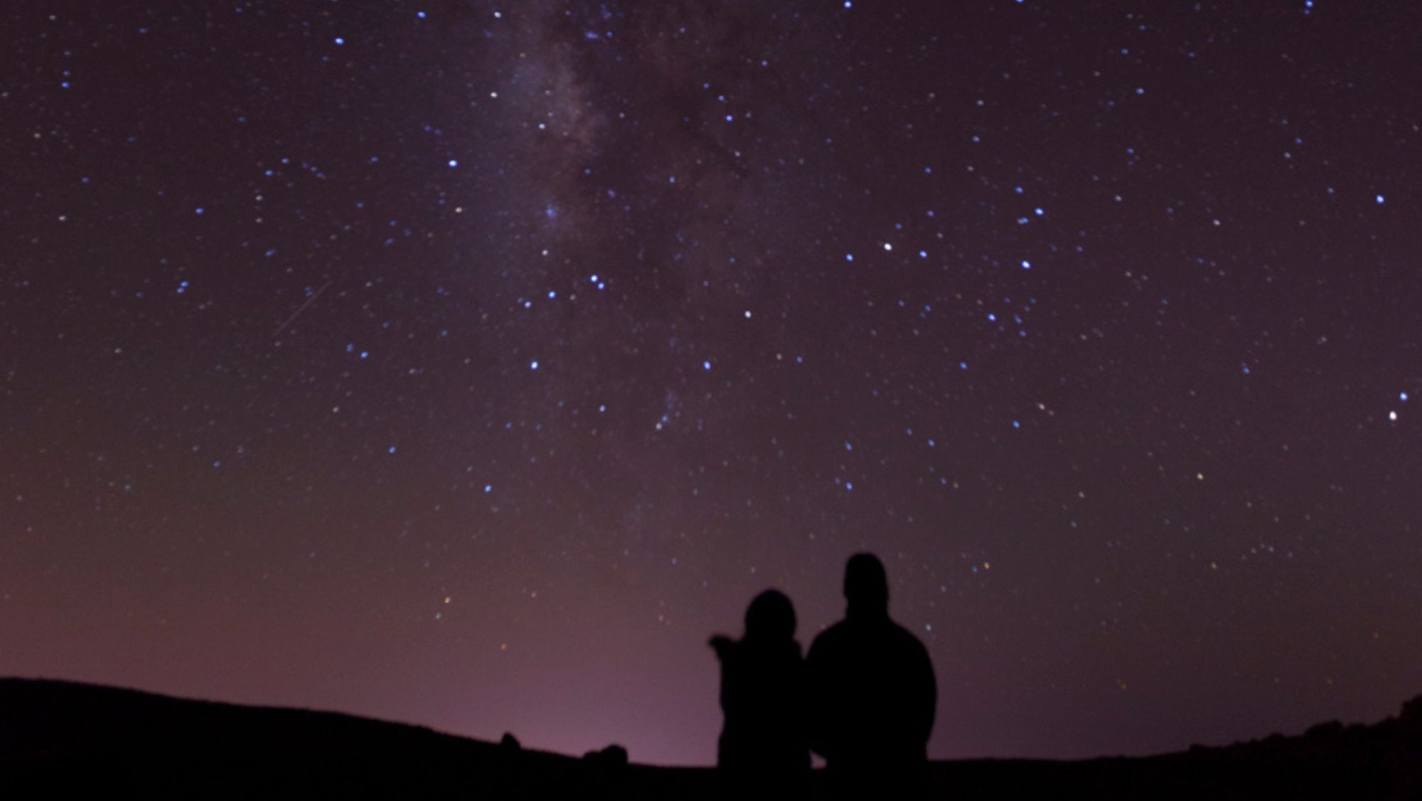 Dos personas disfrutan de las Perseidas. / Cedida