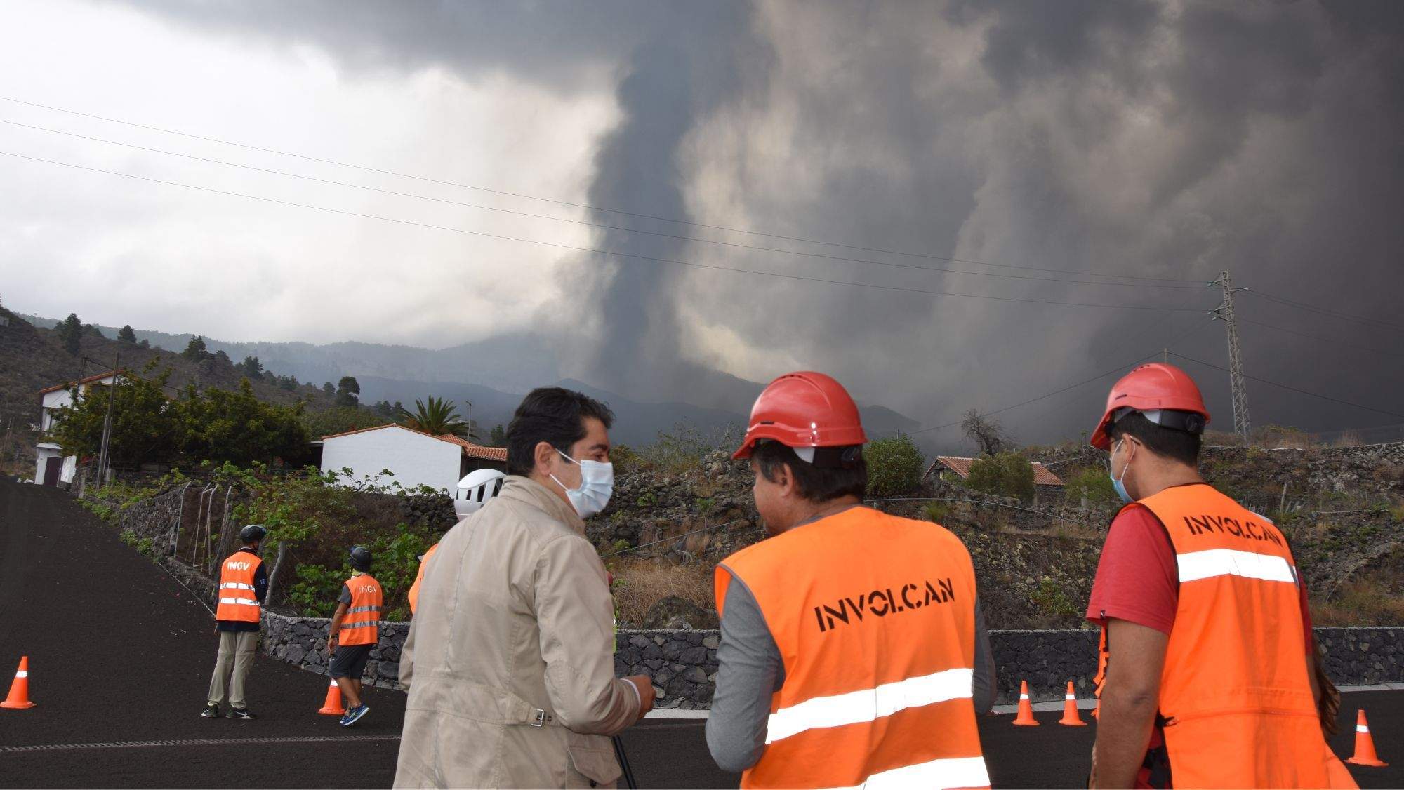 El presidente del Cabildo de Tenerife, Pedro Martín, habla con técnicos de Involcán durante la erupción del volcán de La Palma. / Cedida