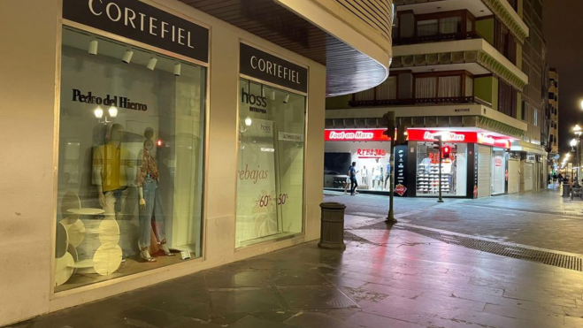 Varios comercios en una calle de Tenerife uno con las medidas de ahorro energético aplicadas y otro no. / Atlántico Hoy 