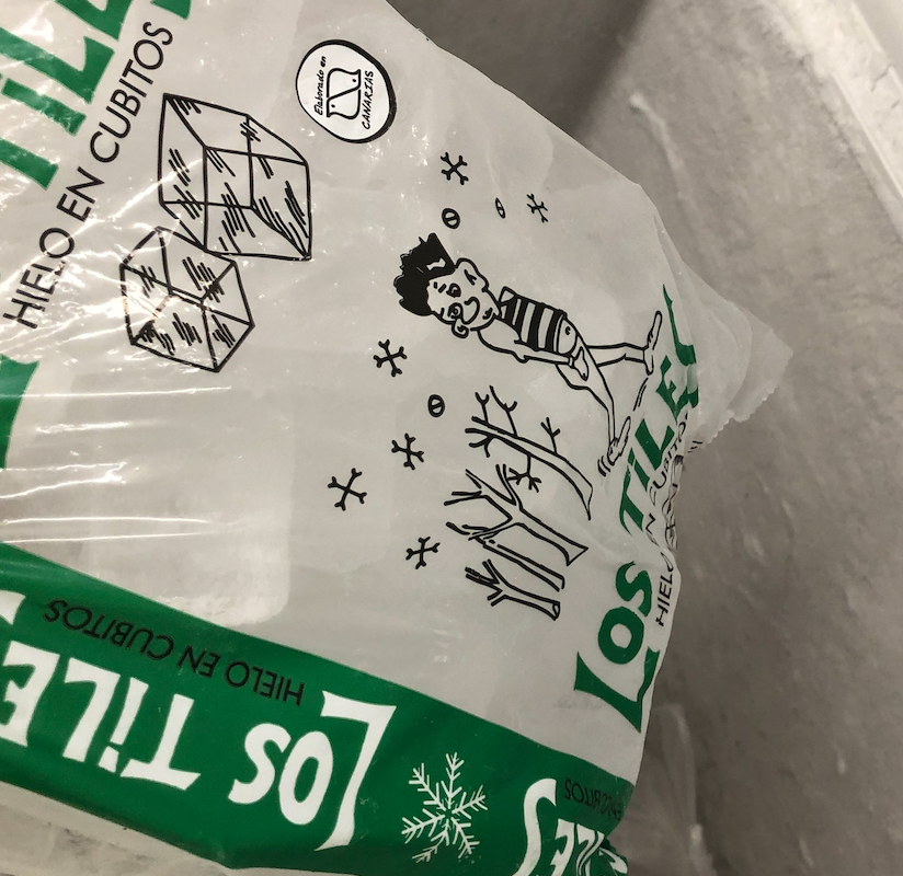 Hielo en cubitos en un supermercado./