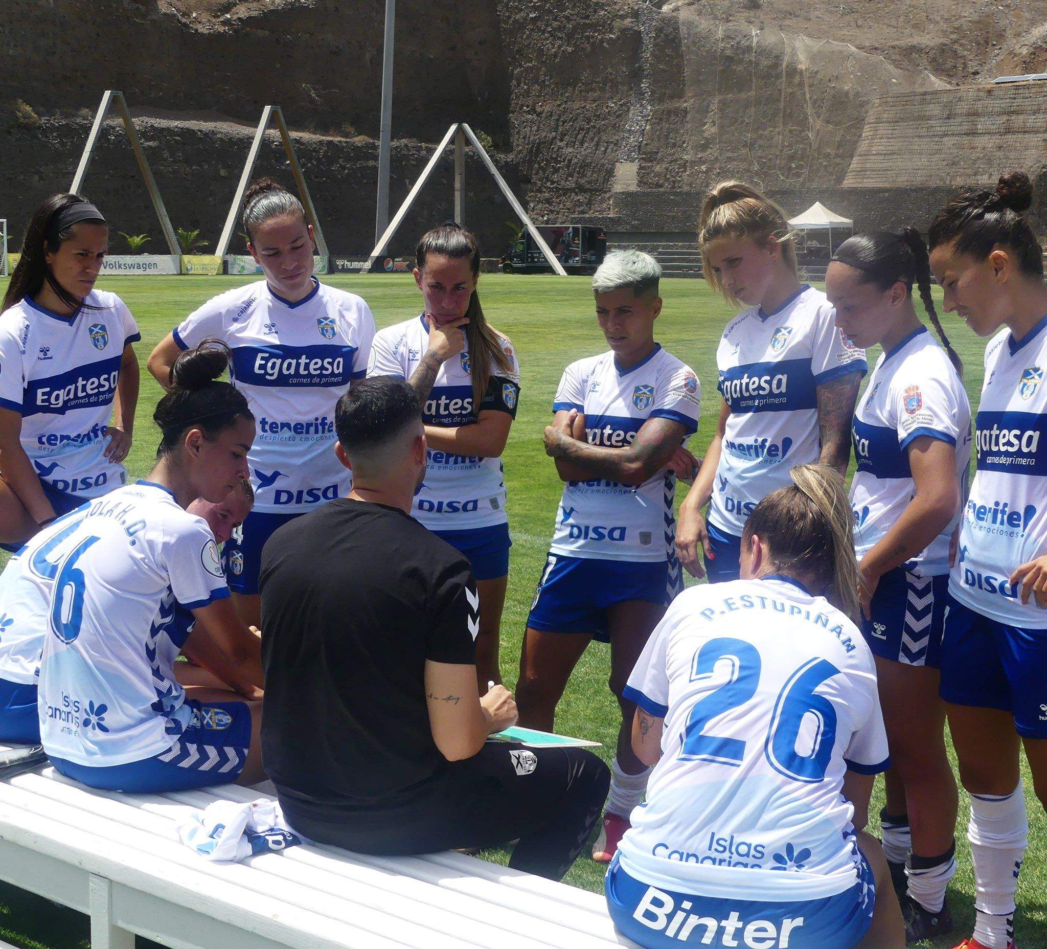 José Herrera charla con sus jugadoras en el descanso de un partido de pretemporada./ Twitter UDG Tenerife.
