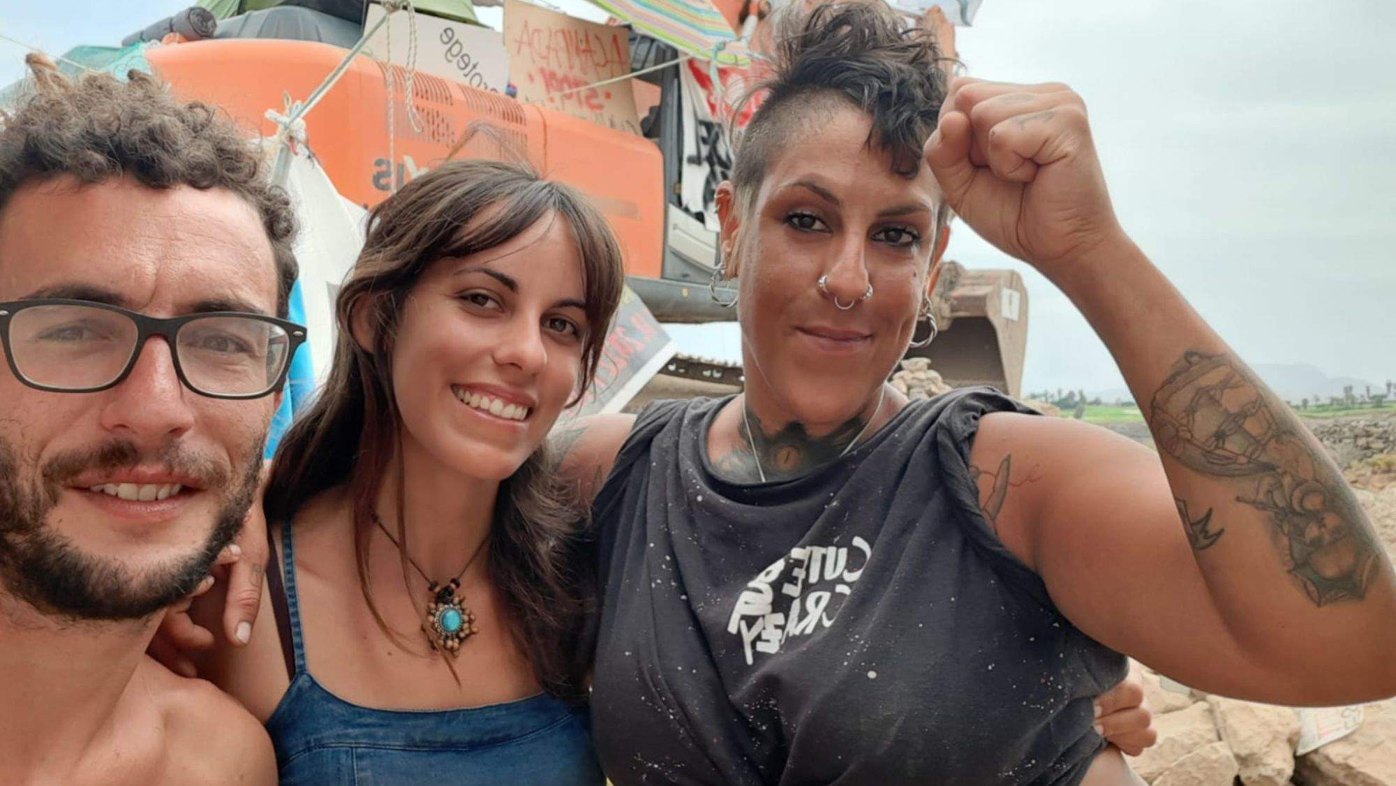 Miguel, Guacimara y Lola, las tres personas que se han encadenado desde hace dos semanas a una pala de obra en el Puertito de Adeje. / Cedida