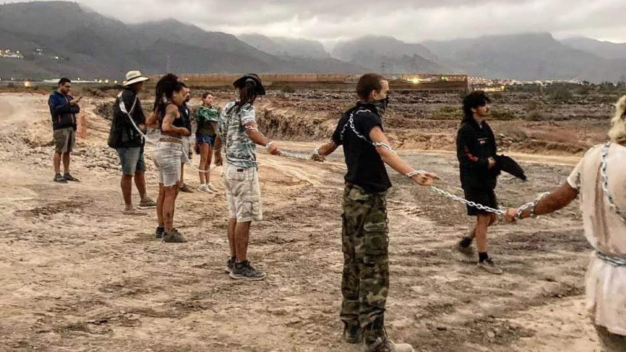 El grupo de activista encadenado que ha paralizado la obra. / @salvarelpuertito