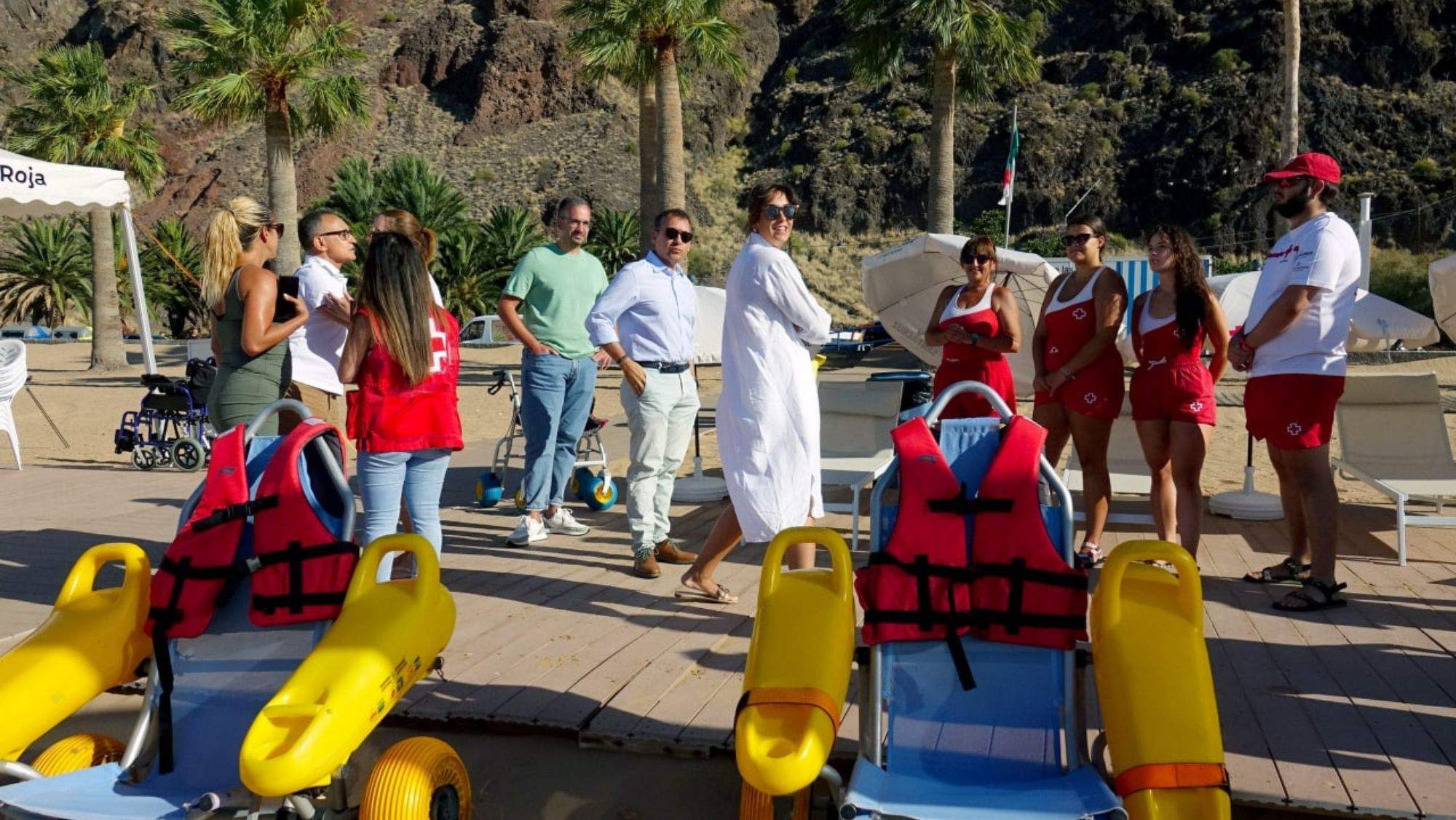 El Alcalde de Santa Cruz de Tenerife, José Manuel Bermúdez, visita las instalaciones de la Cruz Roja en Las Teresitas. / Cedida