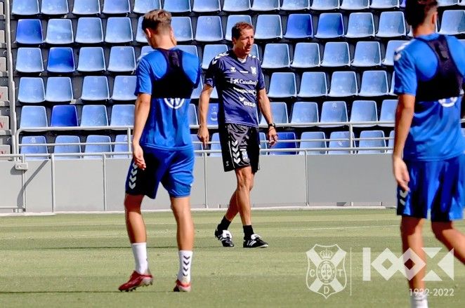 Luis Miguel Ramis dirige el penúltimo entrenamiento de la plantilla del CD Tenerife antes del partido frente el Eibar en Ipurúa./ CDT.