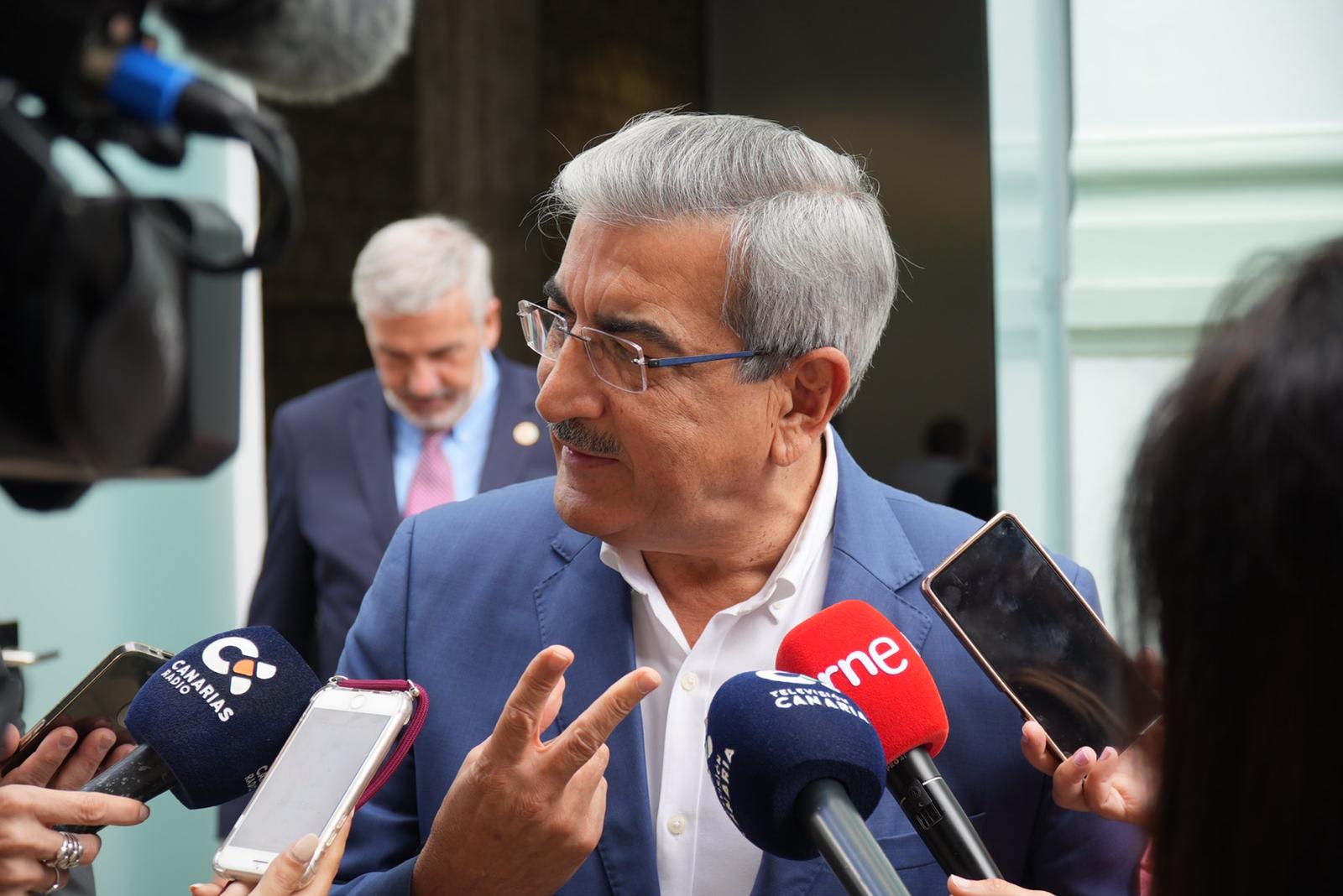 Román Rodríguez, en una foto de archivo atendiendo a la prensa. El vicepresidente explicó cómo avanzan los fondos europeos en Canarias. / EFE