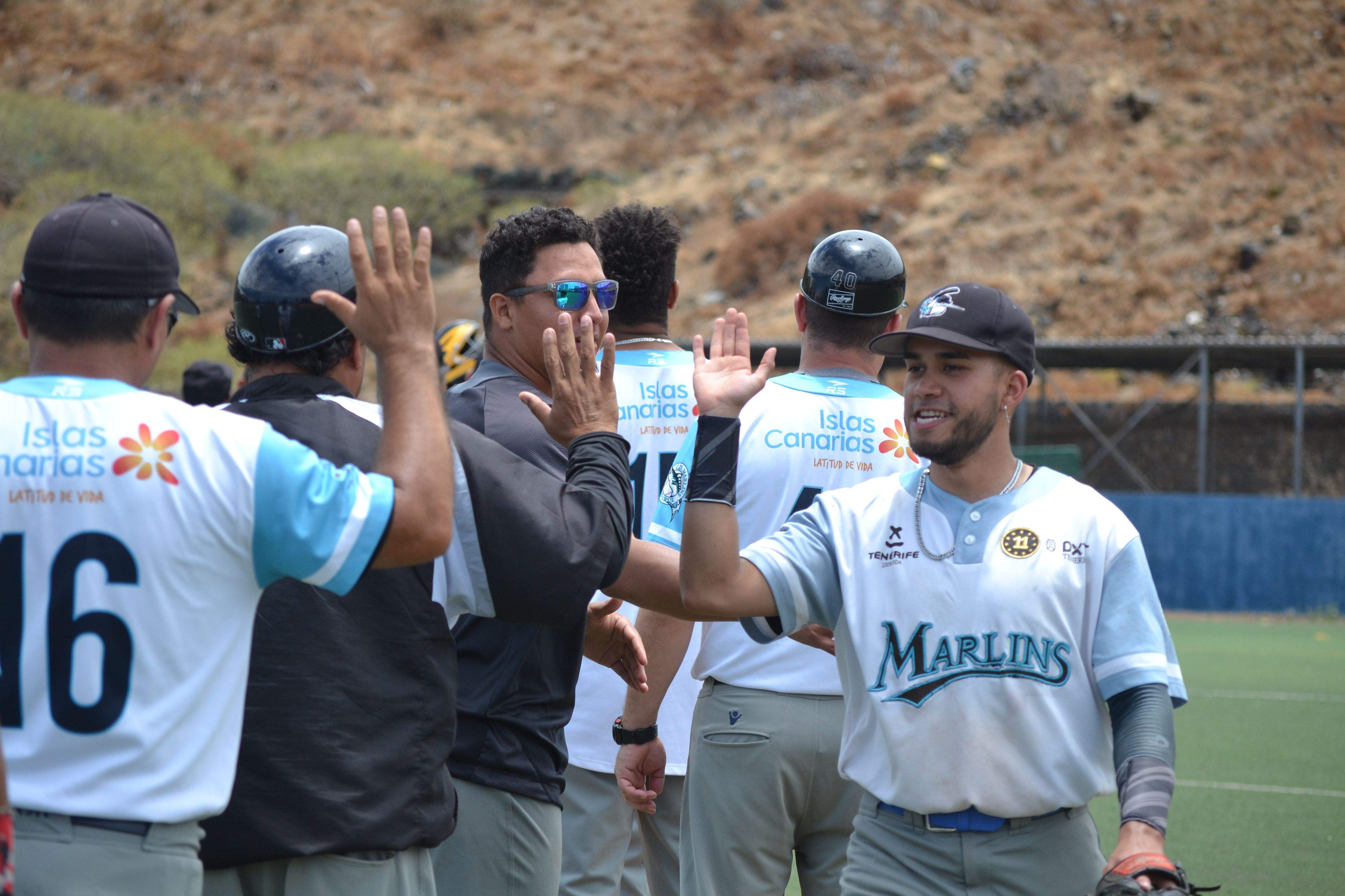 Los jugadores del Marlins Puerto Cruz celebran la doble victoria ante Valencia Astros./ Cedida.