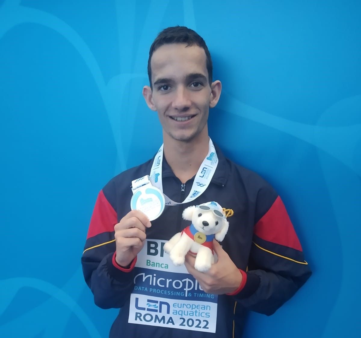 Fernando Díaz del Río muestra la segunda medalla de plata ganada en los Campeonatos de Europa./ Twitter CSD.