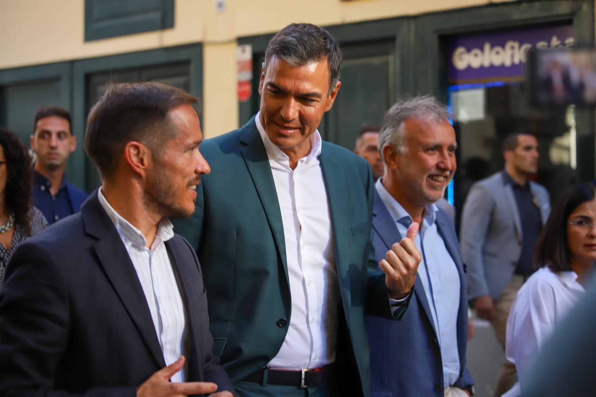 riano Hernández Zapata y el presidente de Canarias, Angel Víctor Torres./ EFE - Luis G Morera