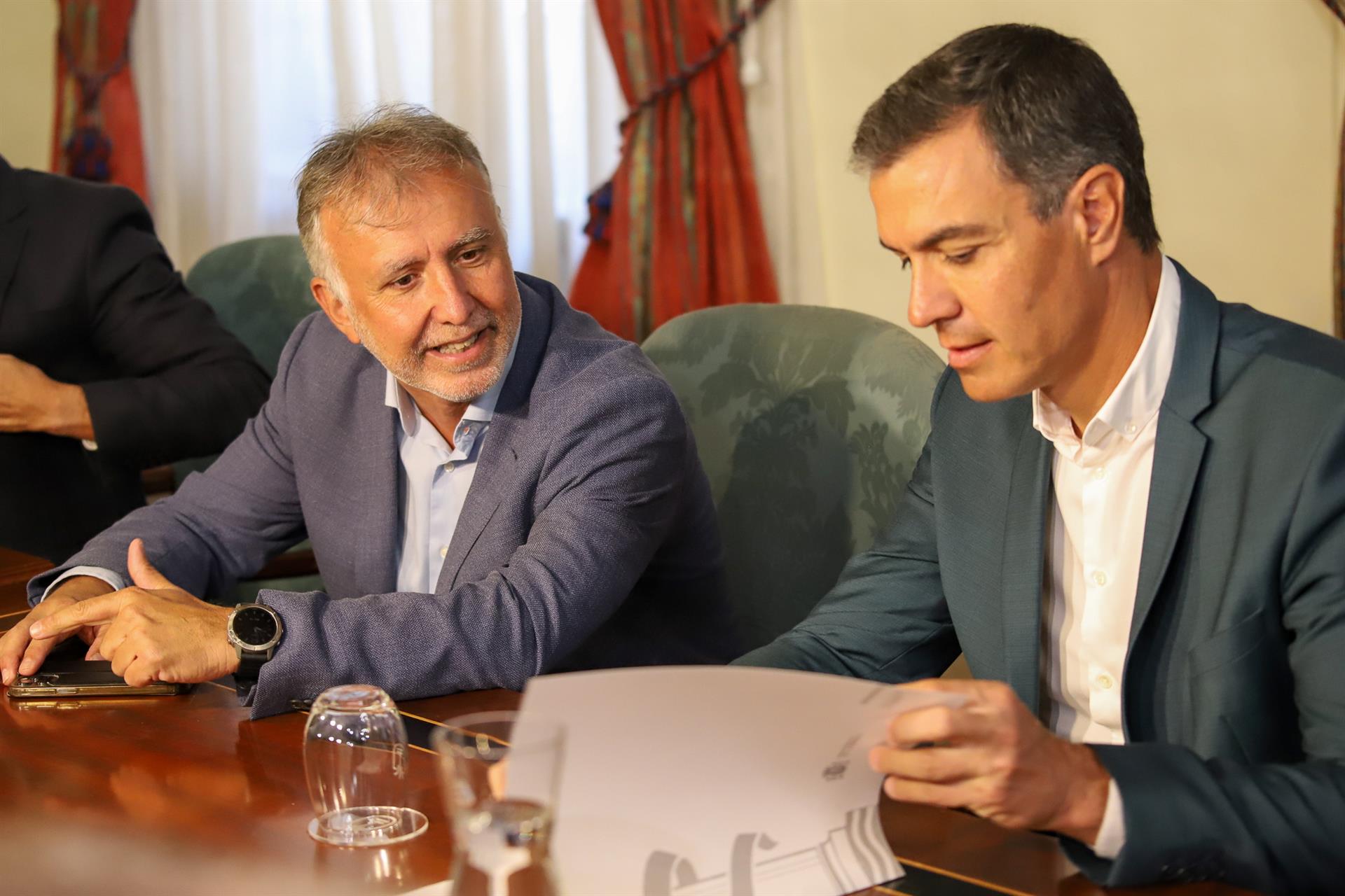 El presidente del Gobierno, Pedro Sánchez, con el presidente del Gobierno de Canarias, Ángel Víctor Torres./