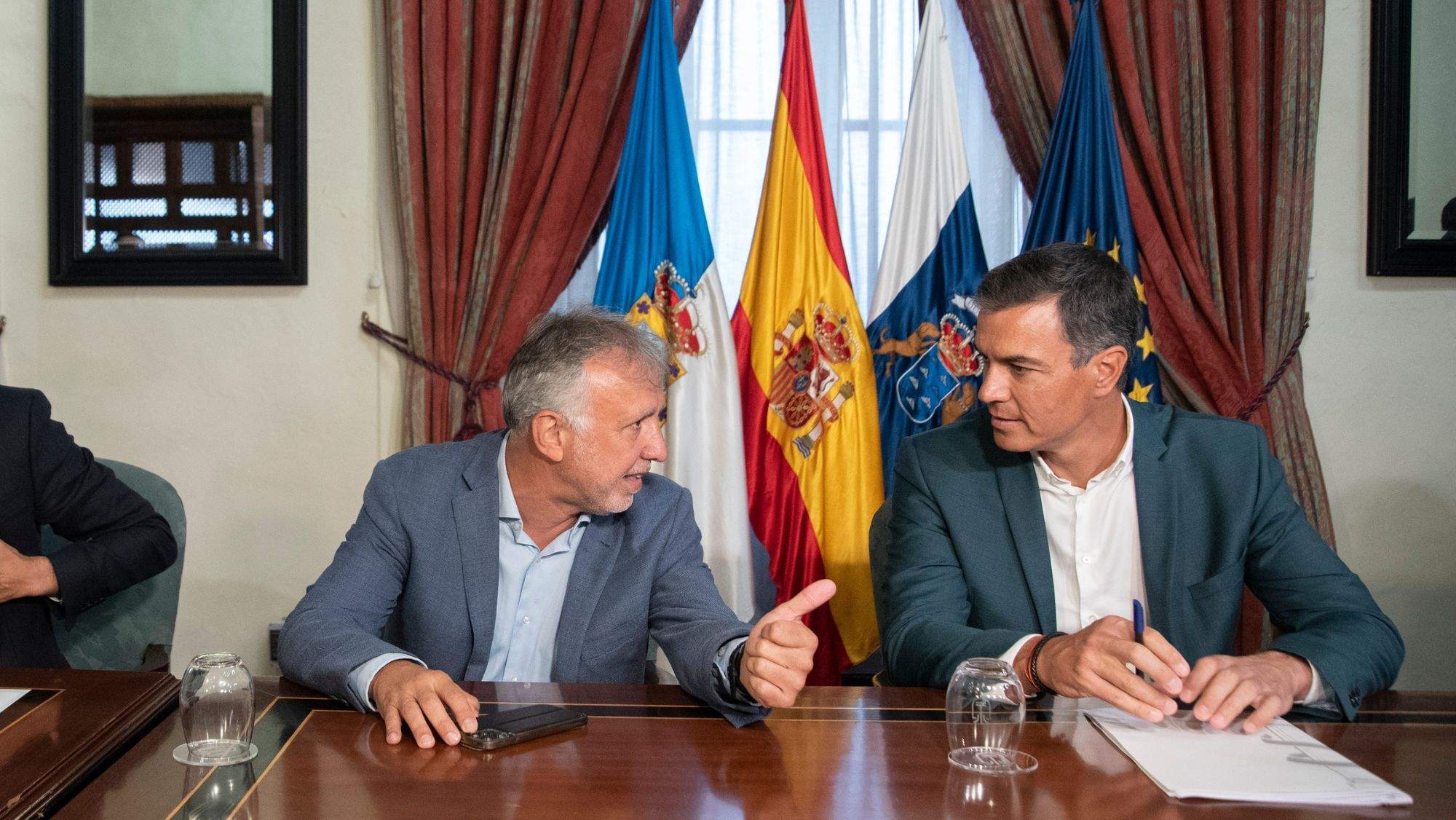 El presidente en funciones del Gobierno de Canarias, Ángel Víctor Torres, y el presidente del Gobierno de España, Pedro Sánchez. / AH