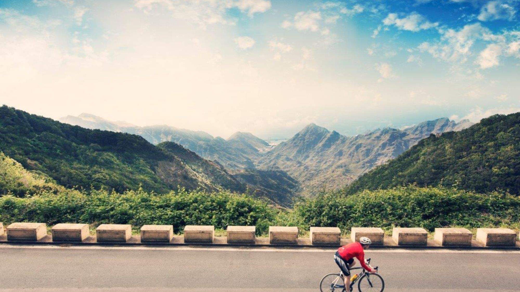 Un ciclista en una carretera de Tenerife. / Cedida