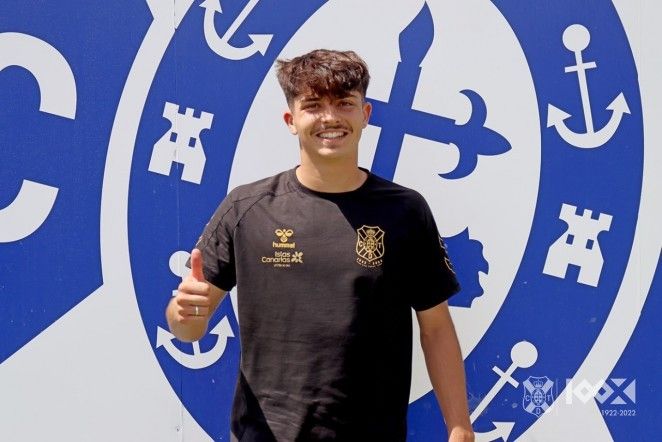 Alberto Martín 'Teto' espera consolidarse en la primera plantilla del CD Tenerife durante la presente temporada./ CDT.