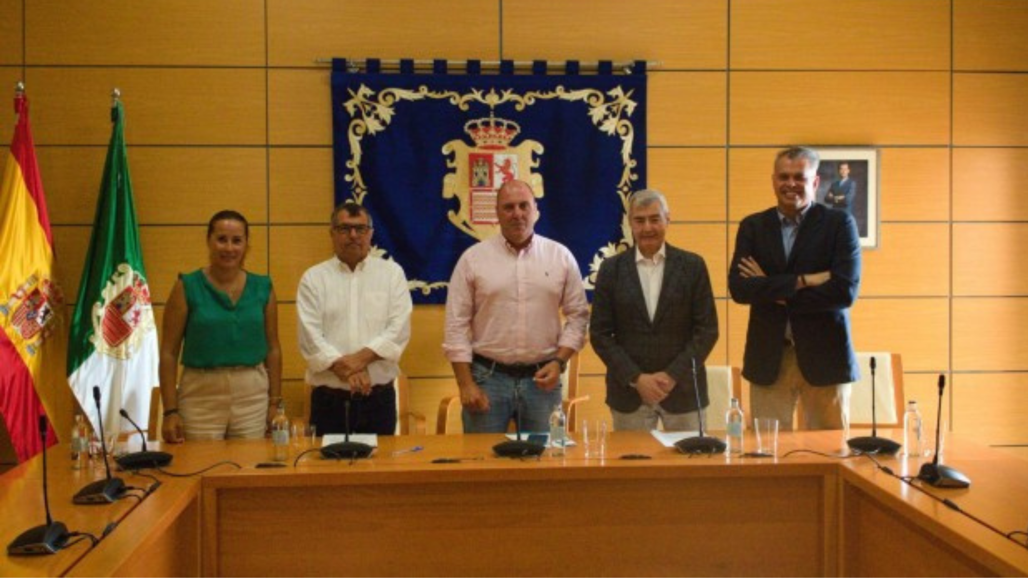 El presidente del Cabildo de Fuerteventura, Sergio Lloret (c), junto al presidente de Fauca, Abbas Moujir, y otros miembros del Cabildo en la presentación del bono comercio. / Cabildo de Fuerteventura