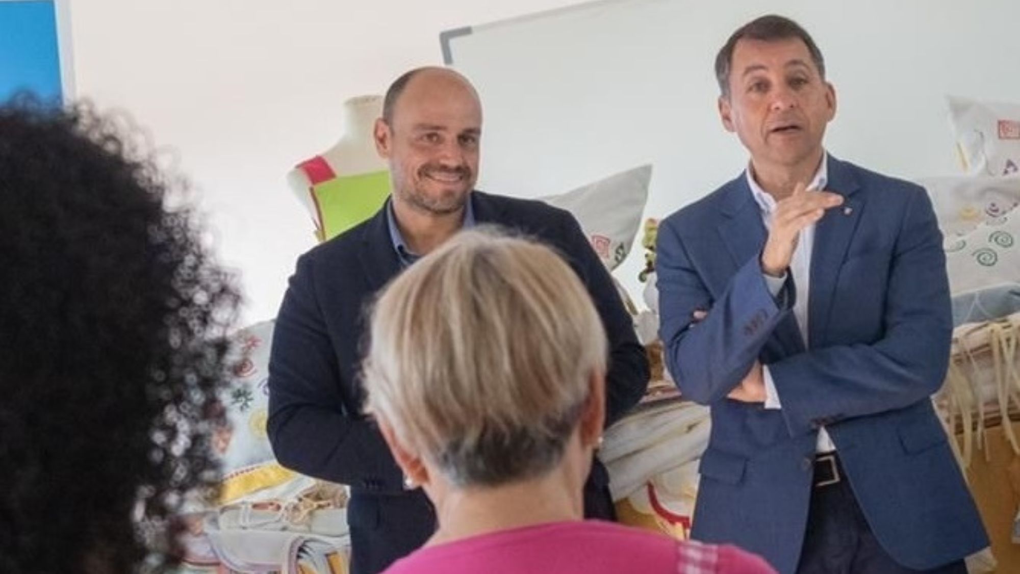 El consejero delegado de la Sociedad de Desarrollo, Alfonso Cabello, y el alcalde, José Manuel Bermúdez, en una formación de empleo durante el primer semestre. / Cedida