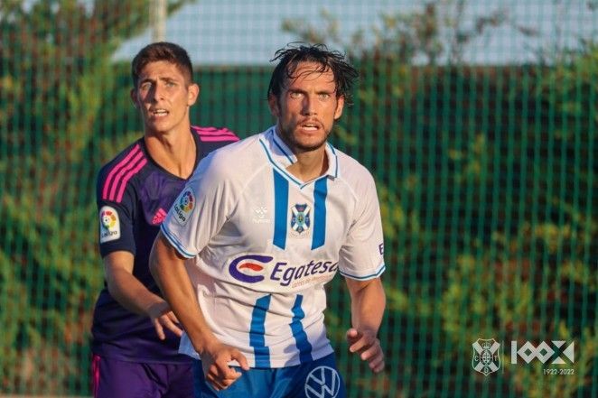 Álex Corredera confía en la victoria del CD Tenerife este domingo en el Heliodoro con el objetivo de revertir la derrota sufrida en la primera jornada./ CDT