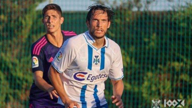 Álex Corredera confía en la victoria del CD Tenerife este domingo en el Heliodoro con el objetivo de revertir la derrota sufrida en la primera jornada./ CDT