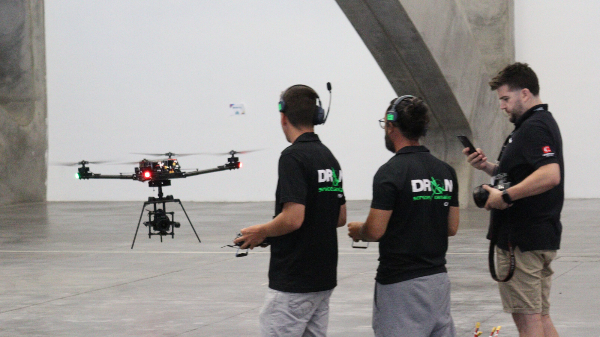 Tres trabajadores de empresas tecnológicas durante el vuelo de demostración de un dron. / ATLÁNTICO HOY