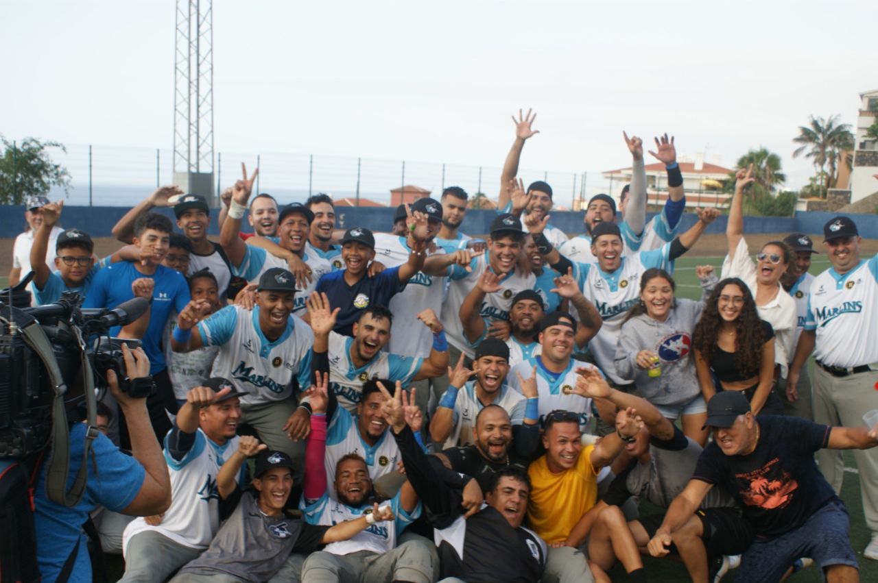 a plantilla del Tenerife Marlins Puerto Cruz celebra el título conquistado en su estadio al vencer en el tercer partido de la final a Astros Valencia./  Twitter.