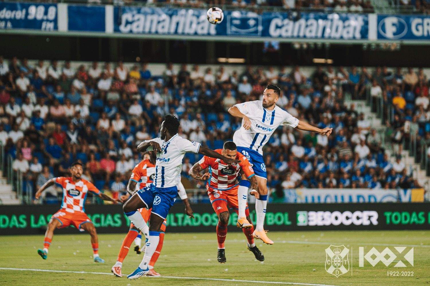 Gallego intenta un remate de cabeza en el empate a 1 entre CD Tenerife y CD Lugo en el Heliodoro./ CDT