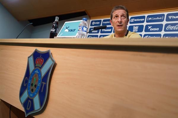 El entrenador del CD Tenerife, durante una rueda de prensa./ EFE