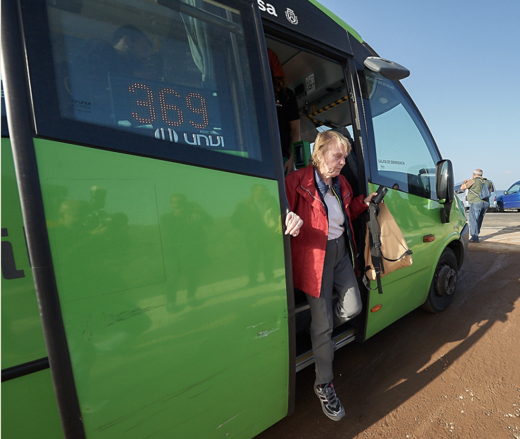 Una usuaria se apea de una de las guaguas de Titsa./ TITSA 