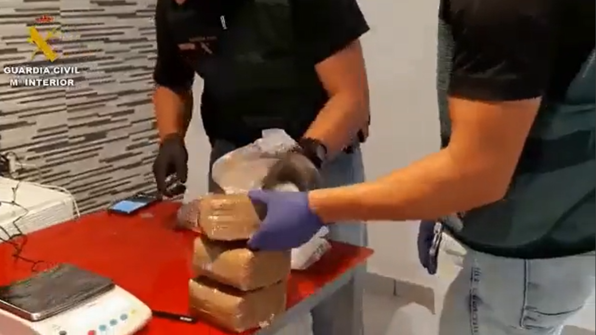 Detenidos nueve integrantes de un grupo criminal dedicado a la venta de droga en Gran Canaria. / Guardia Civil 