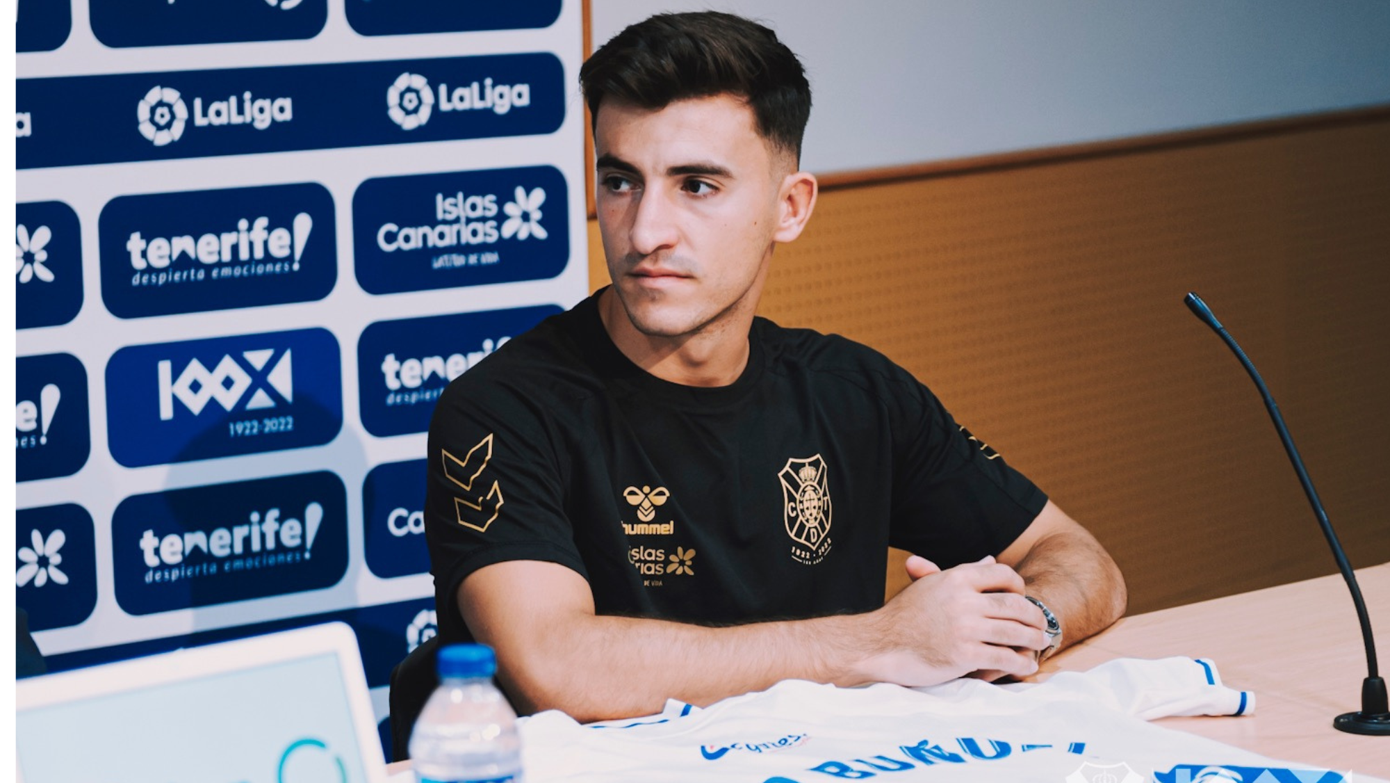 Rueda de prensa de la presentación de Aitor Buñuel en el CD Tenerife. / CD Tenerife