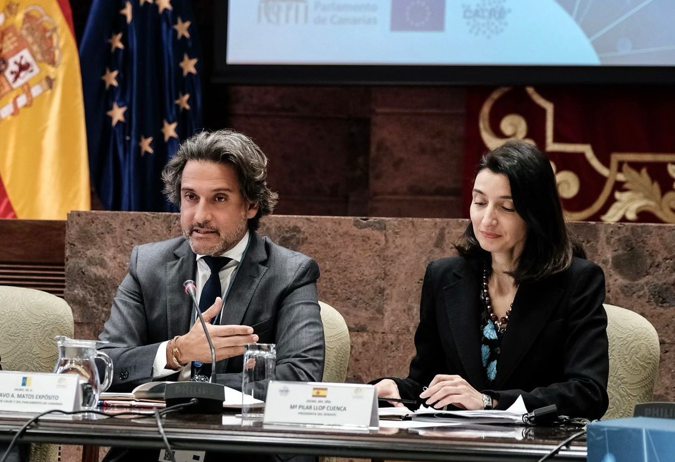 El presidente del Parlamento de Canarias, Gustavo Matos (izq.), y la ministra de Justicia, Pilar Llop. / Parlamento de Canarias 
