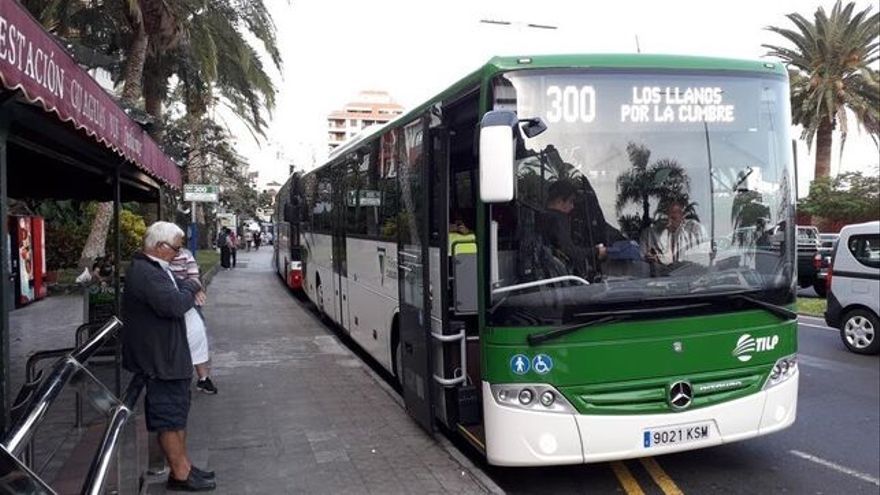 Una guagua en La Palma. / Europa Press