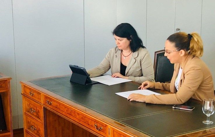 La directora general de Protección de la Infancia del Gobierno de Canarias, Iratxe Serrano, junto a Noemí Santana./