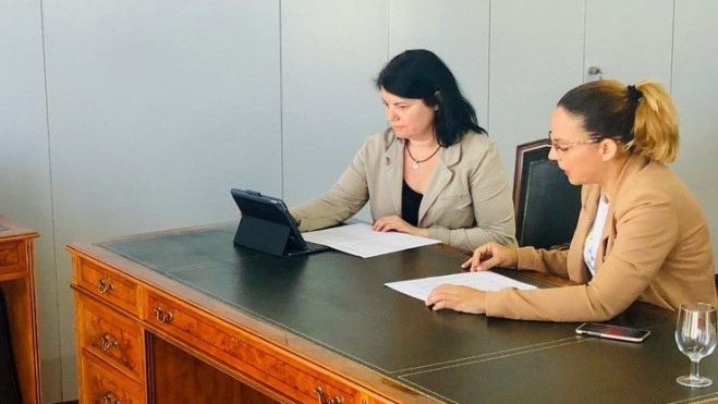 La directora general de Protección de la Infancia del Gobierno de Canarias, Iratxe Serrano, junto a Noemí Santana./