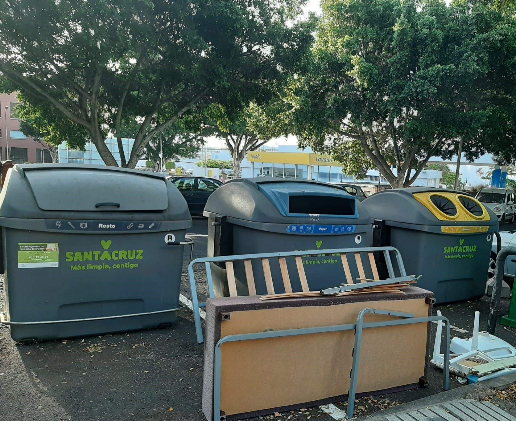 Abandono de enseres en la calle (basura)./ Ayuntamiento de Santa Cruz