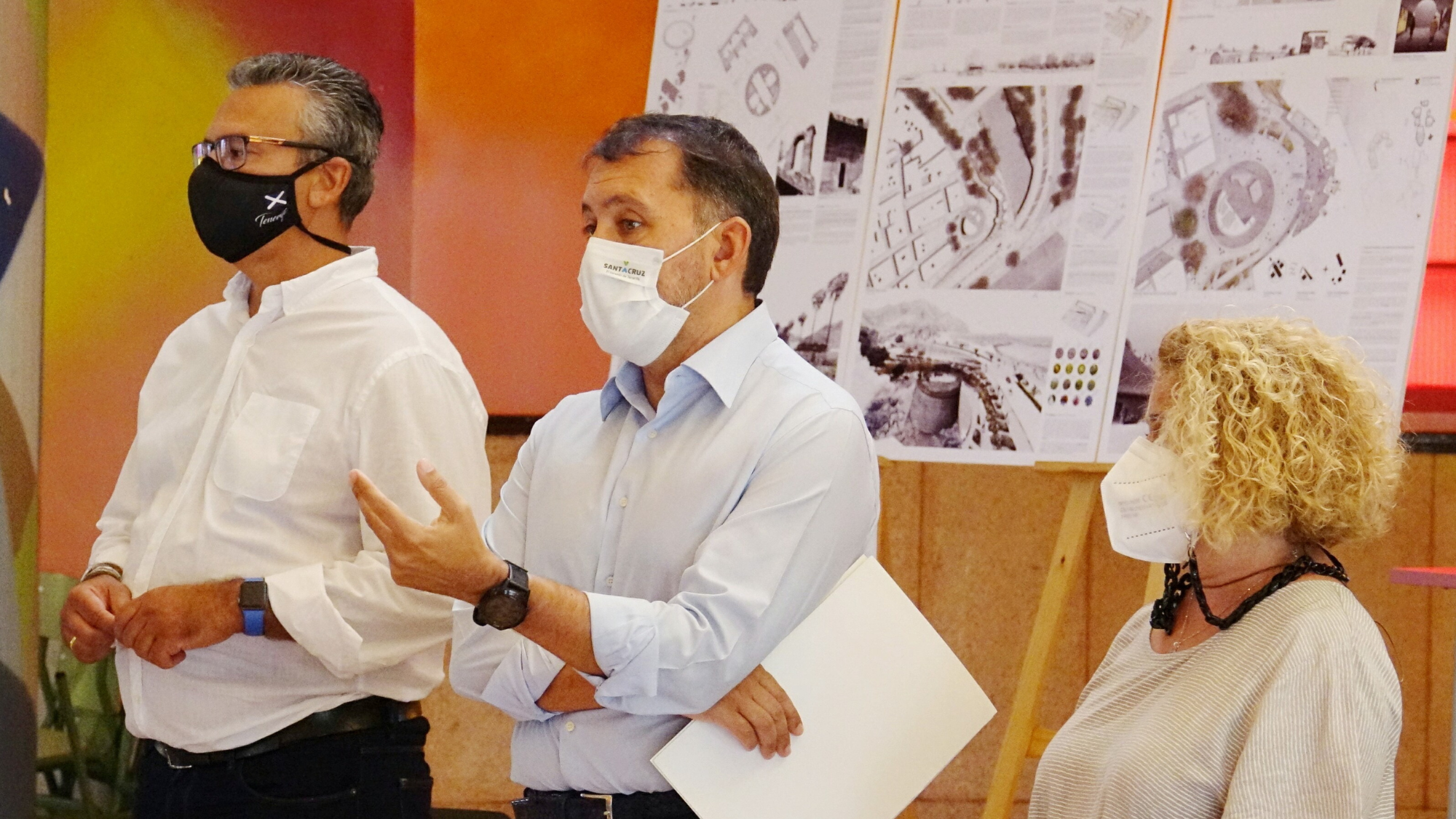 Presentación de las obras en la calle Dique, en San Andrés, con el alcalde de Santa Cruz de Tenerife, José Manuel Bermúdez. / Cedida