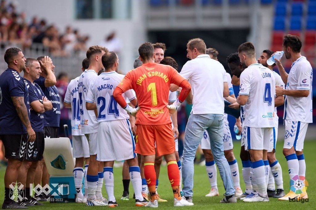 Ramis conversa con los jugadores del CD Tenerife en la pausa de hidratación del encuentro ante el Eibar./ CDT.
