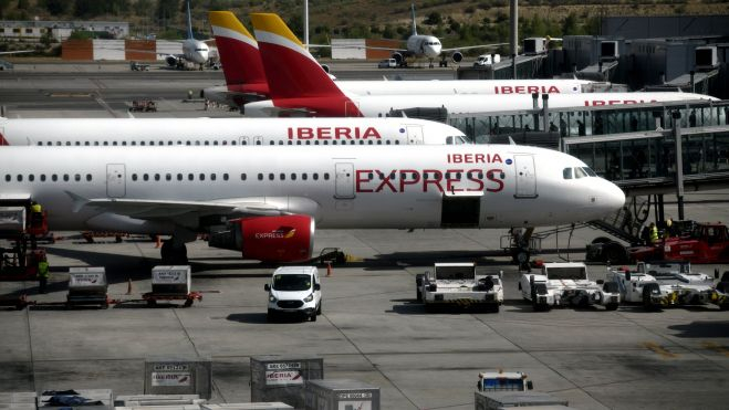 Imagen de aviones de Iberia Express en la T4 de Madrid. / Oscar Cañas (EP)