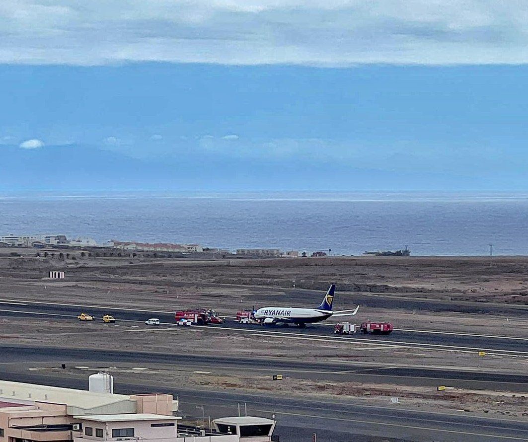 Un avión de Ryanair en la pista de Tenerife Sur. / CONTROLADORES AÉREOS