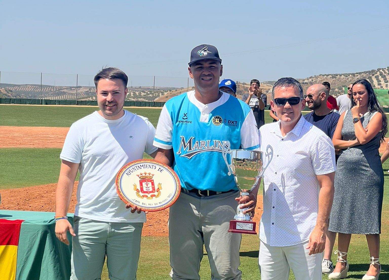 Richard Montiel recoge el trofeo que acredita el subcampeonato de la Copa del Rey para los Marlins./ Cedida.
